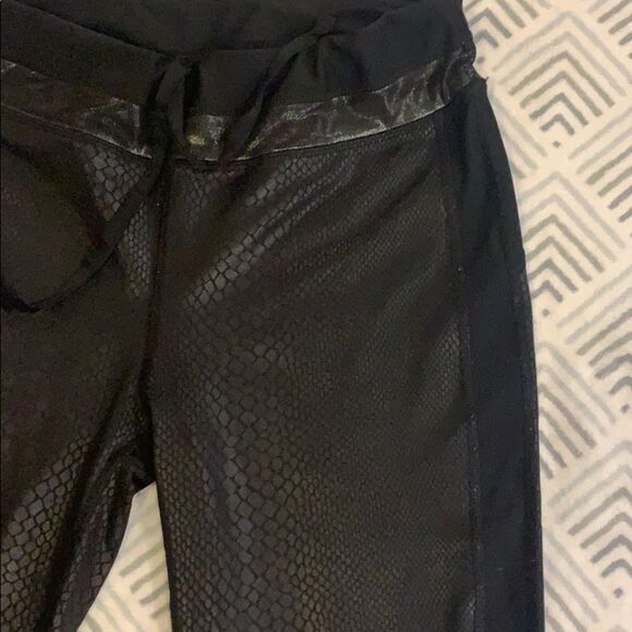 💥CROC--EMBOSSED cropped sweatpants💥 - Picture 4 of 8